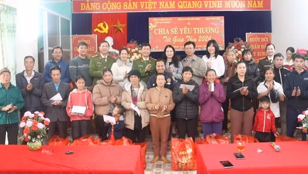 Công an huyện Bảo Thắng tặng nhà tình nghĩa cho đồng bào nghèo