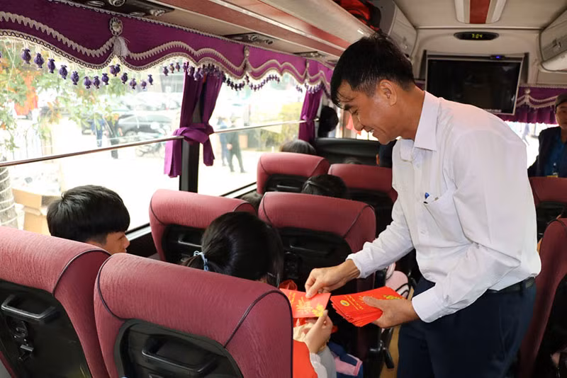Những chuyến xe nghĩa tình đưa thợ mỏ về quê đón Tết -0