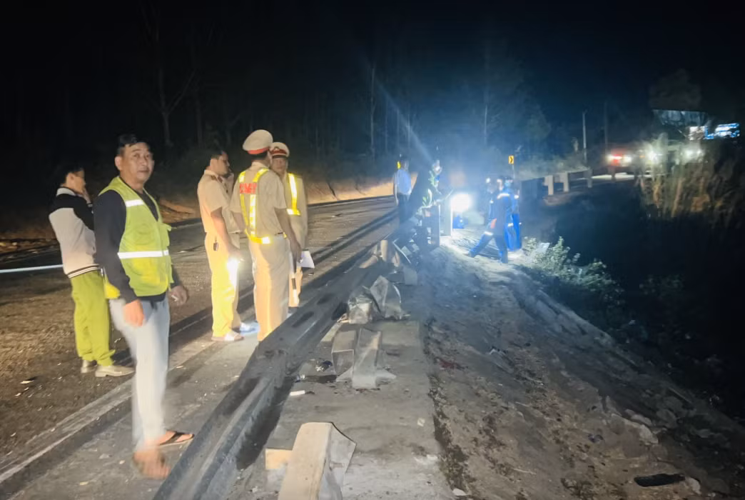 Xe khách chở 37 người lao xuống vực sâu trong đêm -0
