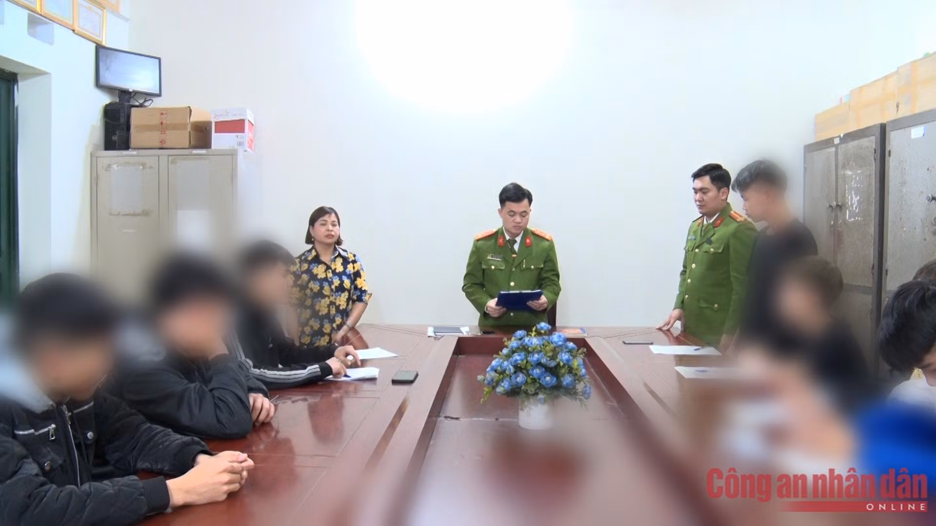 Khởi tố 11 thanh, thiếu niên mang dao phóng lợn 