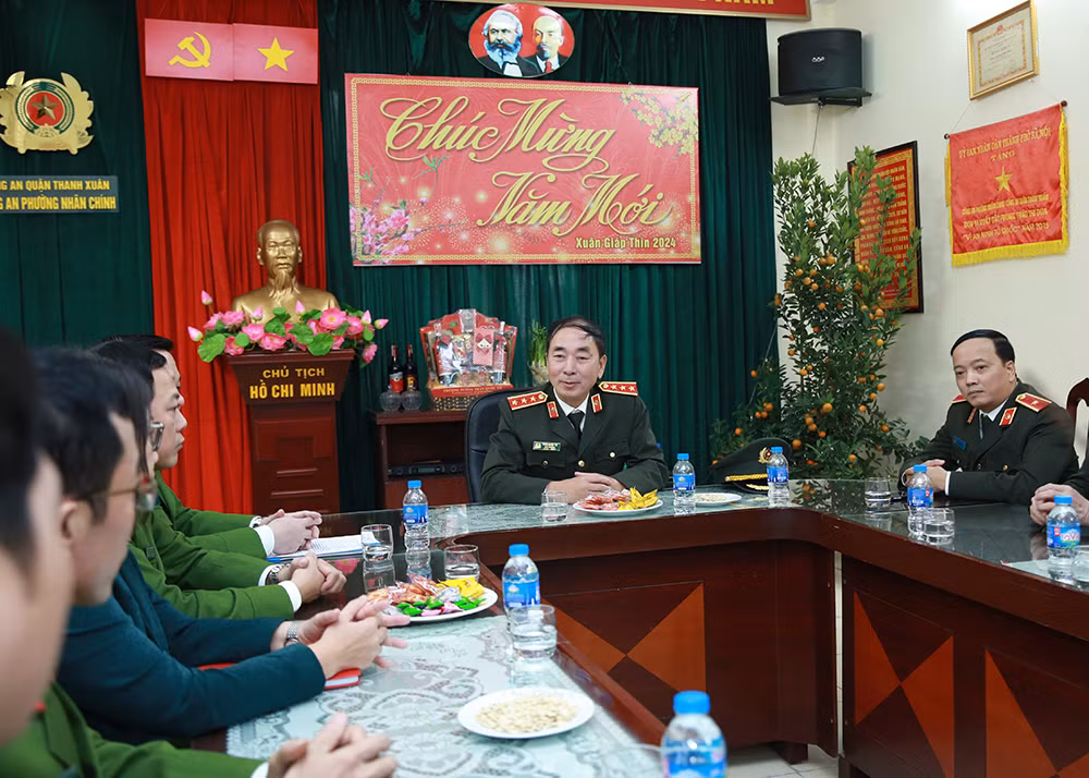 Thứ trưởng Trần Quốc Tỏ kiểm tra công tác ứng trực và chúc Tết một số đơn vị -0