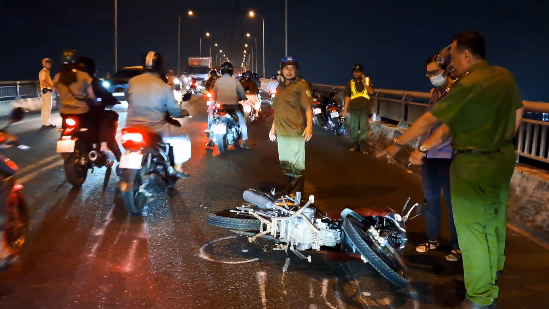  Tai nạn trên cầu Rạch Miễu, 2 người thương vong -2