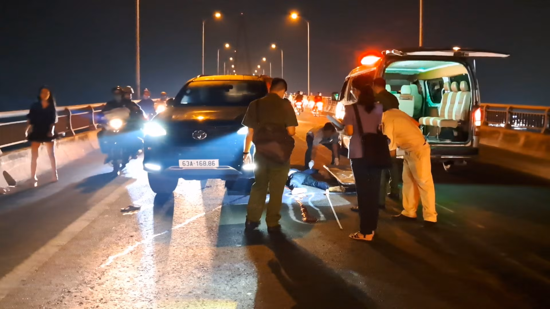  Tai nạn trên cầu Rạch Miễu, 2 người thương vong -0