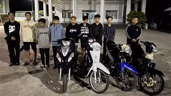 CSGT vây bắt nhóm thanh thiếu niên tụ tập cổ vũ đua xe