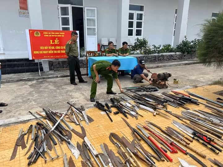 Ninh Thuận tiêu hủy gần 540 vũ khí, hung khí, công cụ hỗ trợ -0