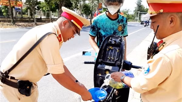 Phát nước suối, tặng xăng và sửa xe miễn phí cho người dân về quê ăn Tết