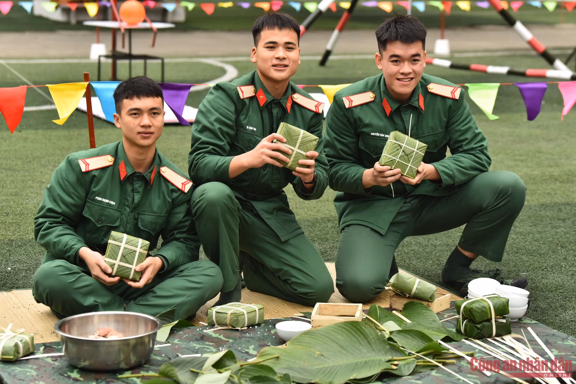 Hàng trăm&nbsp;bộ đội tham gia hội thi gói bánh chưng -0