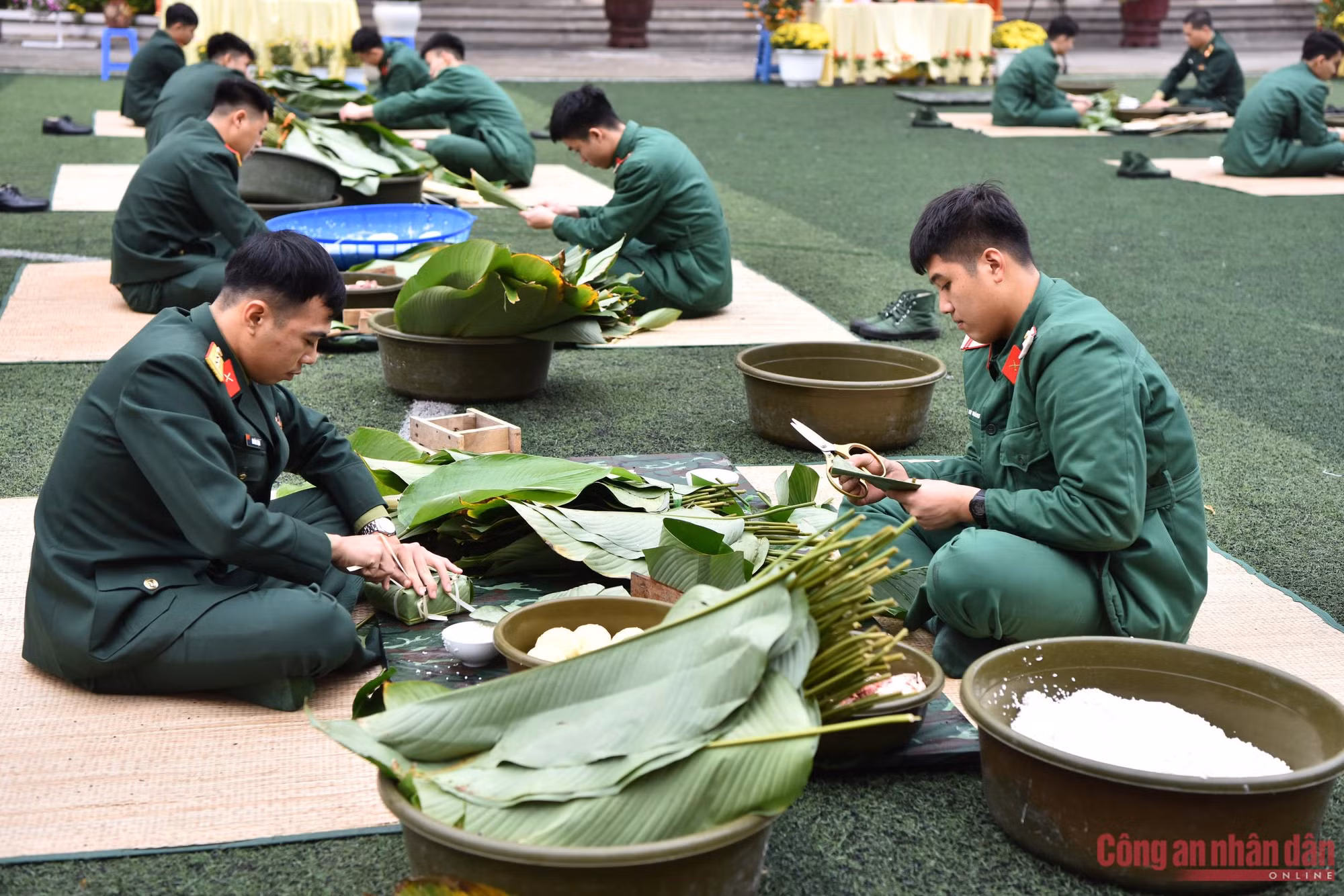Hàng trăm&nbsp;bộ đội tham gia hội thi gói bánh chưng -0