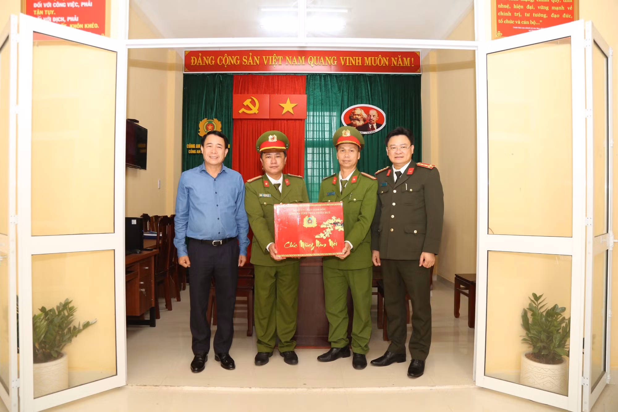 Thứ trưởng Bộ Công an Lê Quốc Hùng thăm Công an xã, tặng 1000 phần quà cho hộ gia đình có hoàn cảnh khó khăn -0