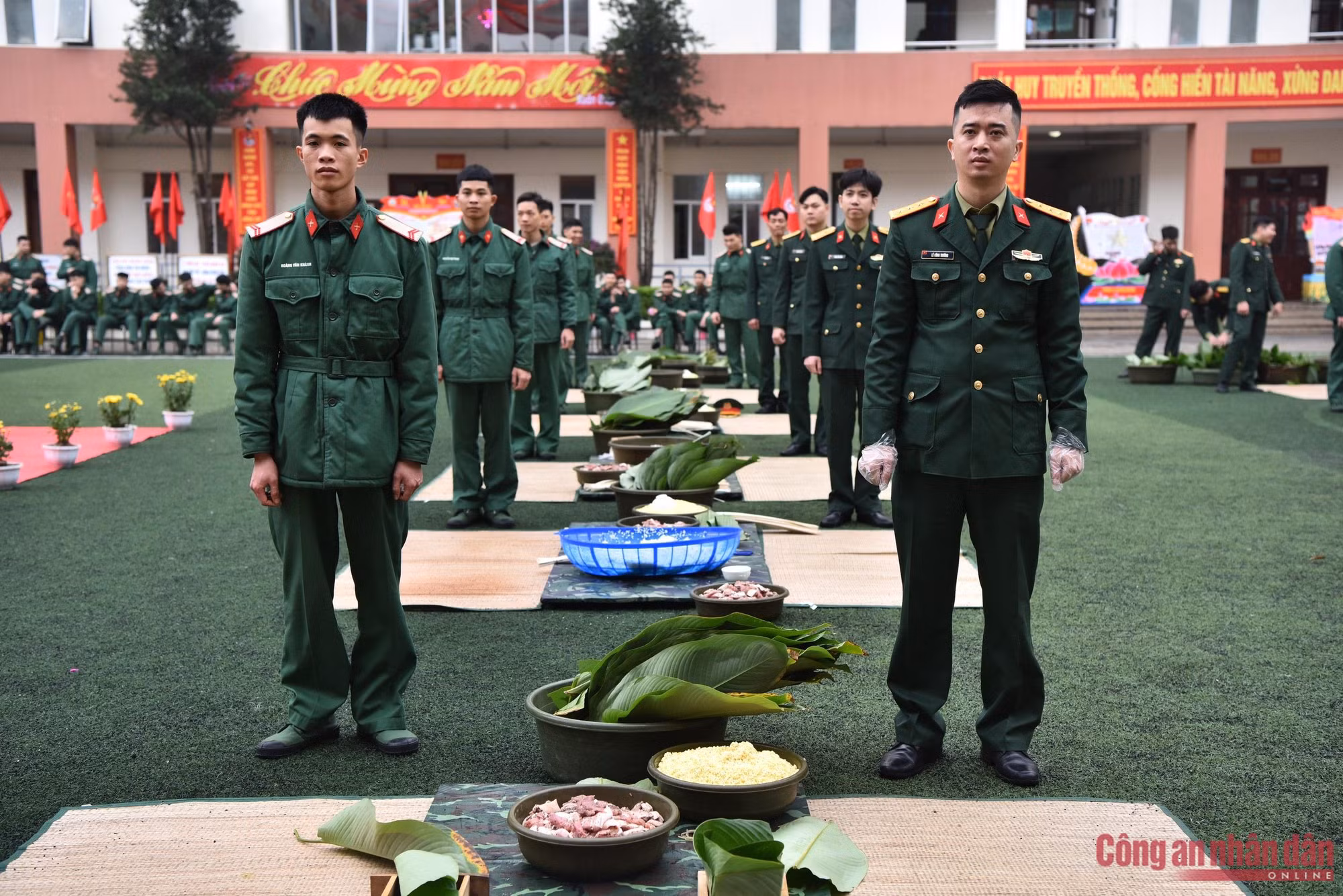 Hàng trăm&nbsp;bộ đội tham gia hội thi gói bánh chưng -0