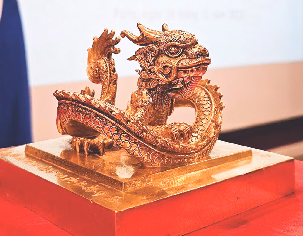 Trang 5 VN Tết:- Kim ấn Hoàng đế chi bảo: Gian nan đường về cố quốc -0