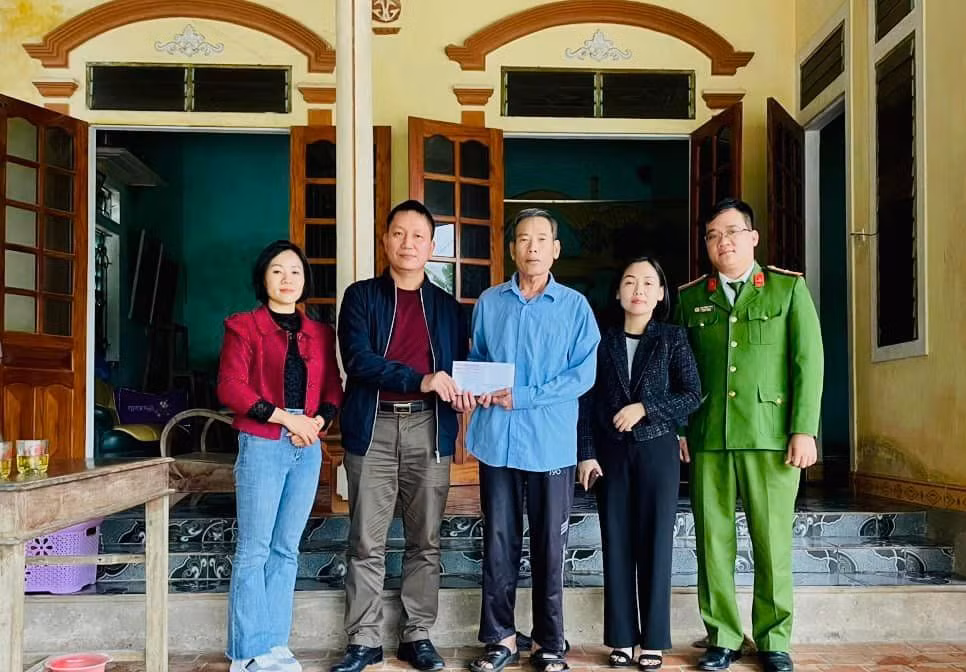 Báo CAND trao tặng quà tết “Xuân yêu thương năm 2024” -0