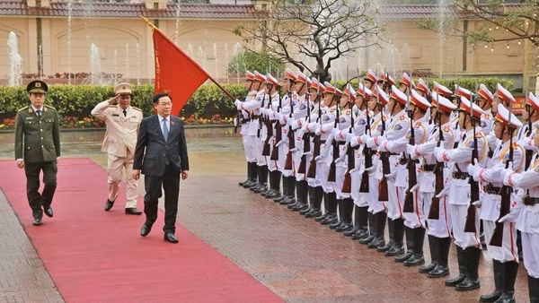 Chủ tịch Quốc hội Vương Đình Huệ thăm và chúc Tết Công an tỉnh Nghệ An