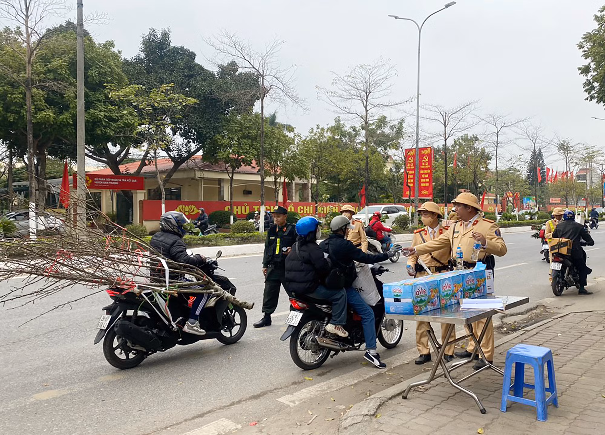 CSGT Hà Nội ứng trực 100% quân số, điều tiết giao thông cho người dân về quê đón Tết -0
