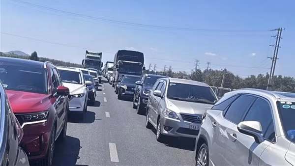 Tuyến cao tốc TP Hồ Chí Minh đi Phan Thiết kẹt xe kéo dài