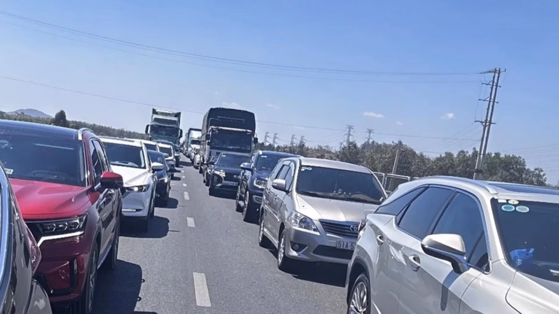 Tuyến cao tốc TP Hồ Chí Minh đi Phan Thiết kẹt xe kéo dài trong ngày 24 Tết -0