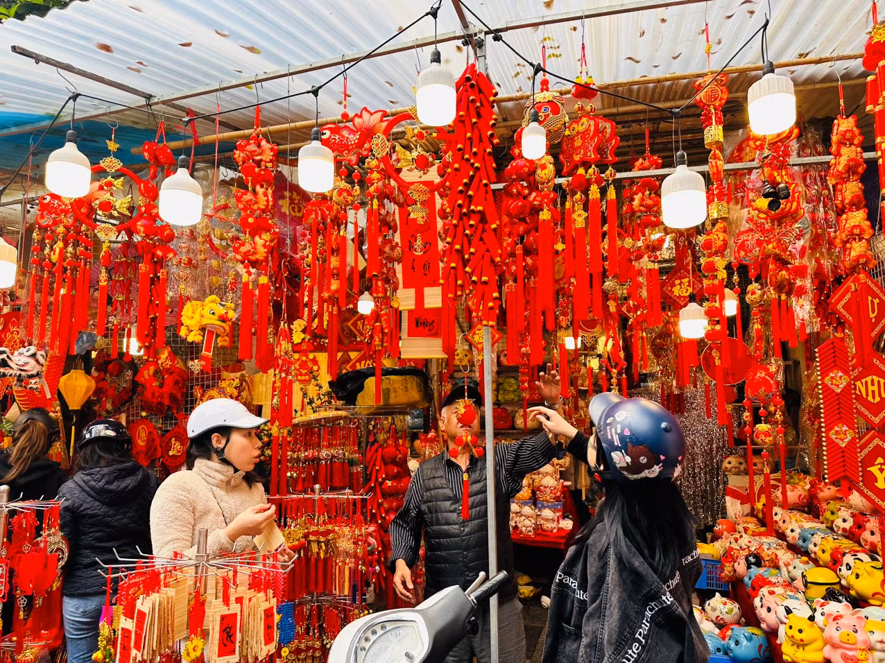 Chợ hoa Hàng Lược rực rỡ sắc màu cuối năm -0