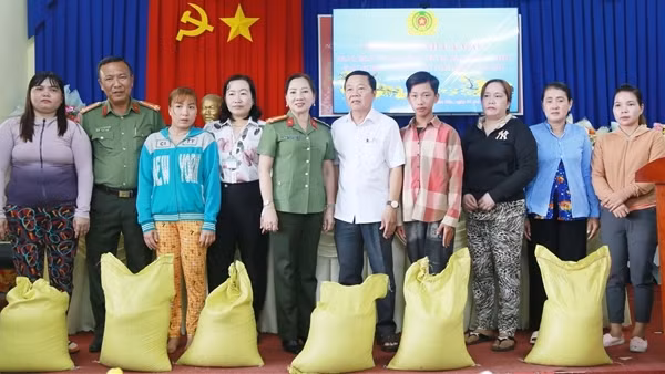 Công an tỉnh Cà Mau tặng gần 9 tấn gạo gia đình chính sách, hộ nghèo