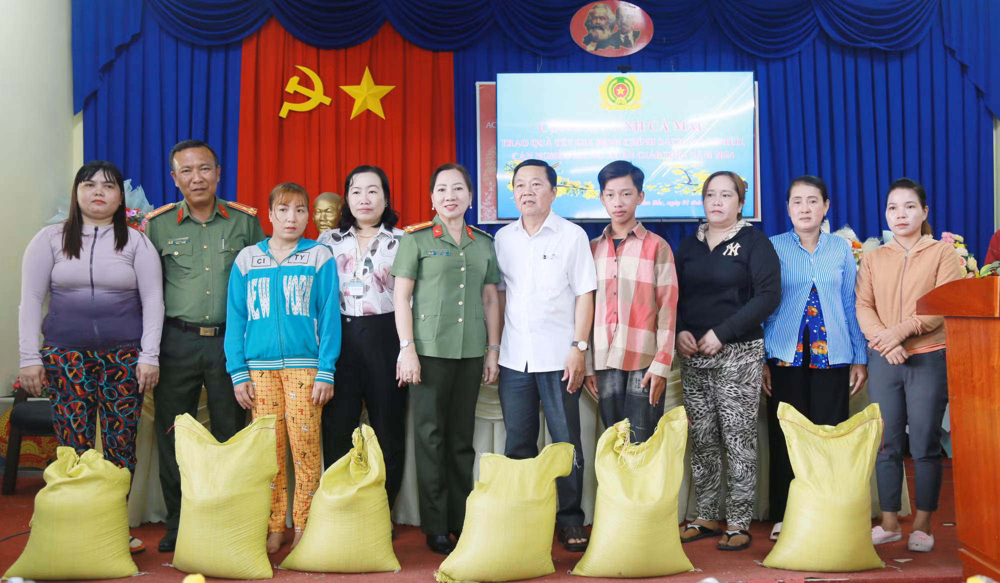Công an tỉnh Cà Mau tặng 4 tấn gạo gia đình chính sách, hộ nghèo -0