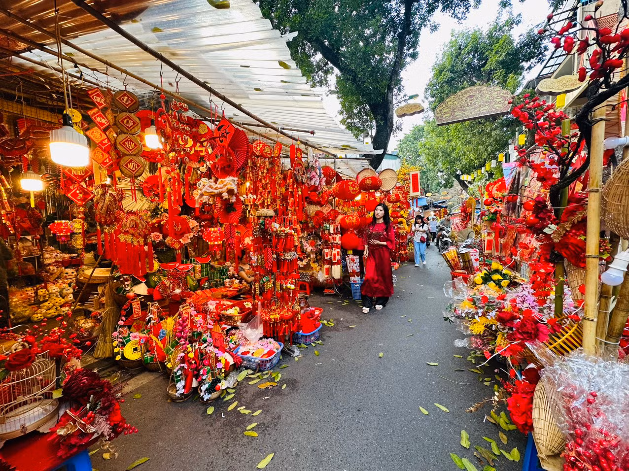 Chợ hoa Hàng Lược rực rỡ sắc màu cuối năm -0