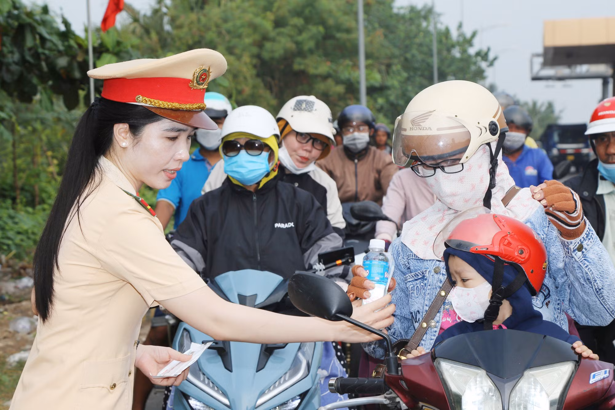Tiếp thêm xăng cho bà con về quê.