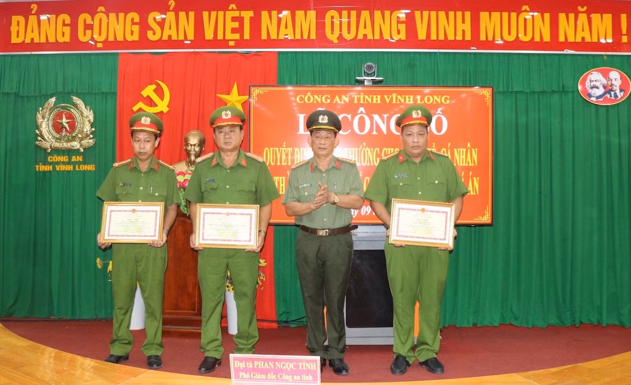 Khen thưởnG tập thể, cá nhân khám phá nhanh vụ giết người phân xác ở Vĩnh Long -0