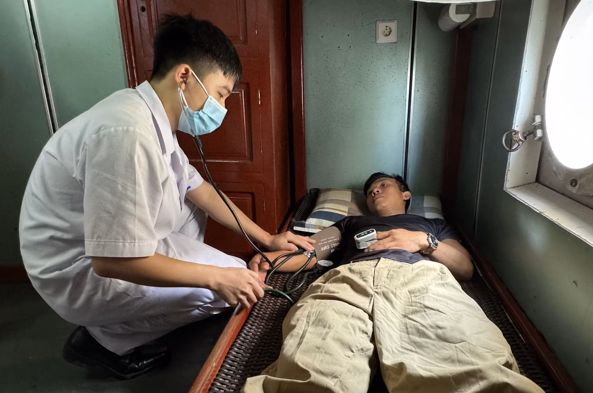 Đưa 5 ngư dân lâm nạn trên vùng biển Trường Sa về đất liền -0