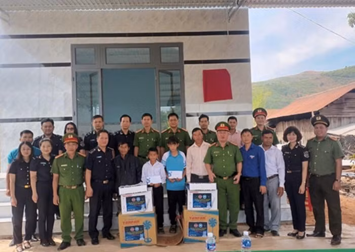 Hai em mồ côi cha mẹ được đón Tết trong căn nhà mới -0