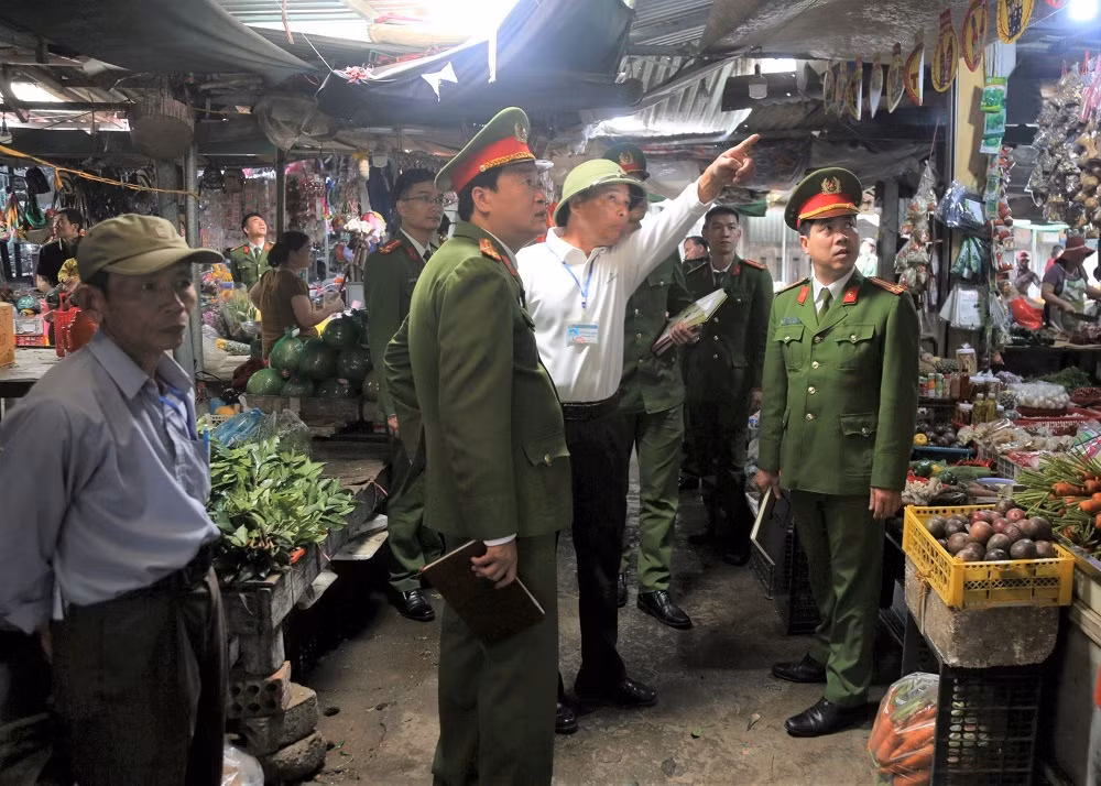 Tăng cường phòng cháy tại các chợ truyền thống trong những ngày Tết -0