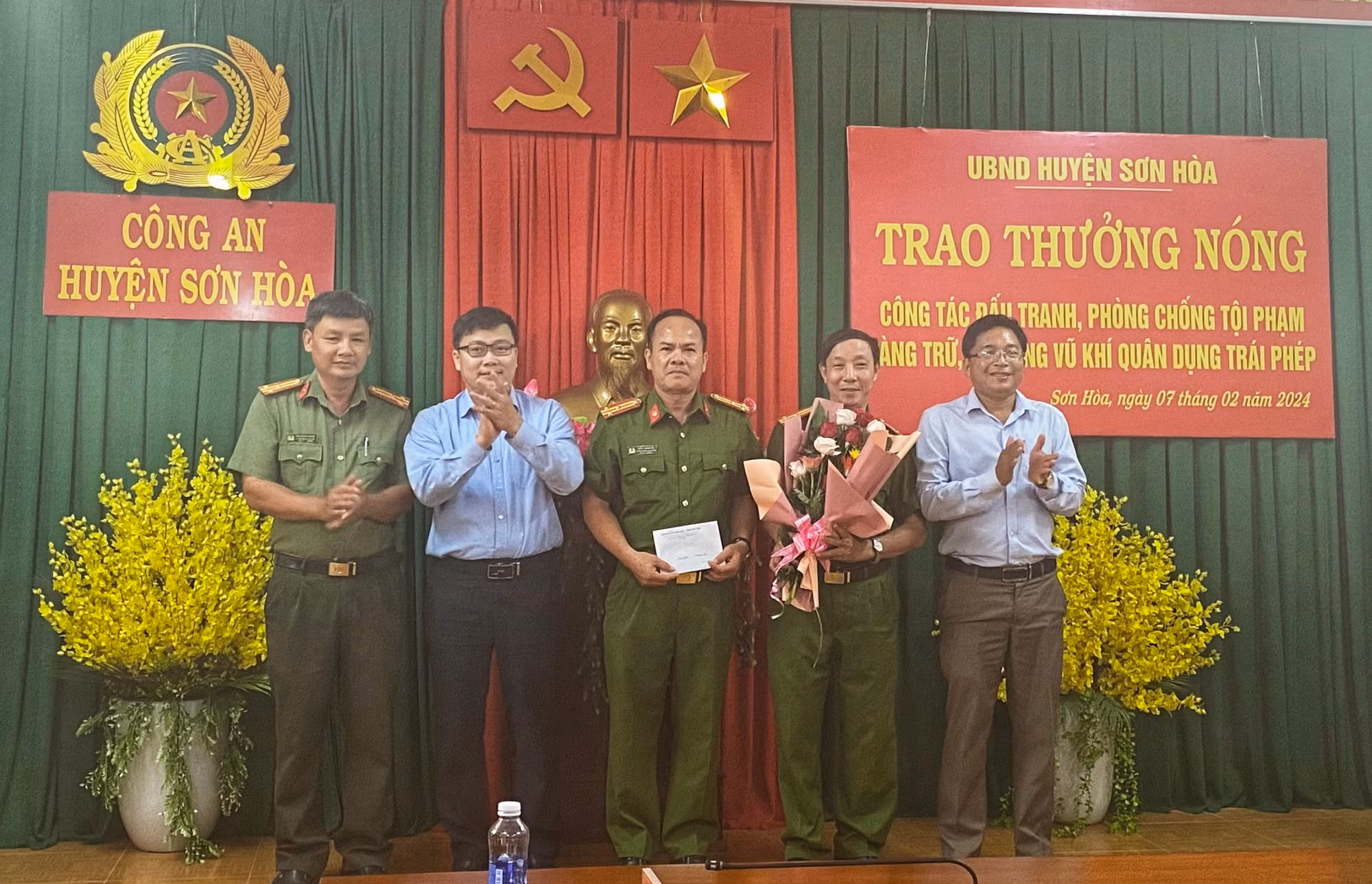 Vác súng quân dụng đến sòng bầu cua đe dọa kiếm tiền, bị người dân vây bắt -0