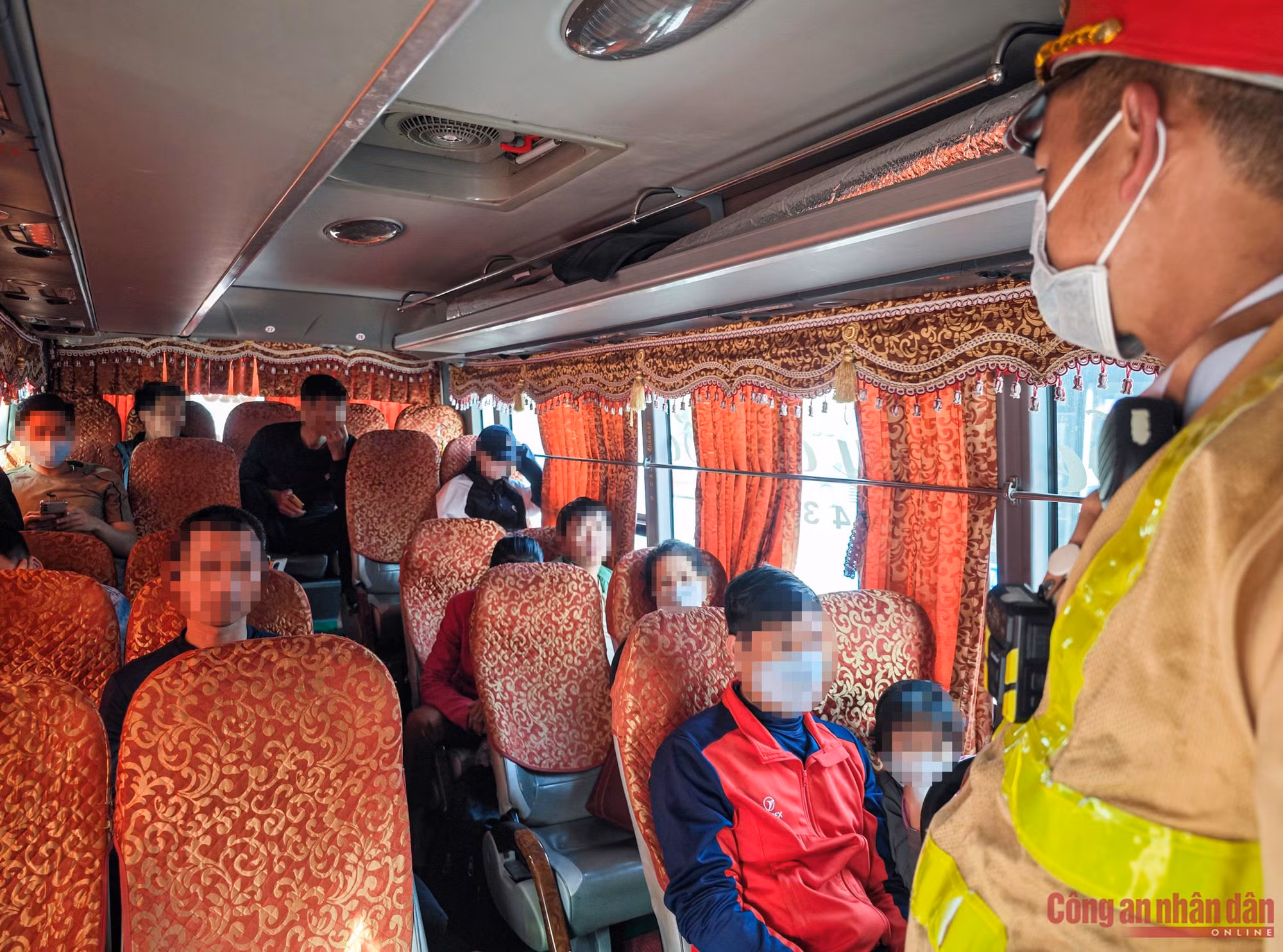 Cận Tết Nguyên đán, CSGT Hà Nội tăng cường xử lý xe khách vi phạm ảnh 3 Cận Tết Nguyên đán, CSGT Hà Nội tăng cường xử lý xe khách vi phạm -1