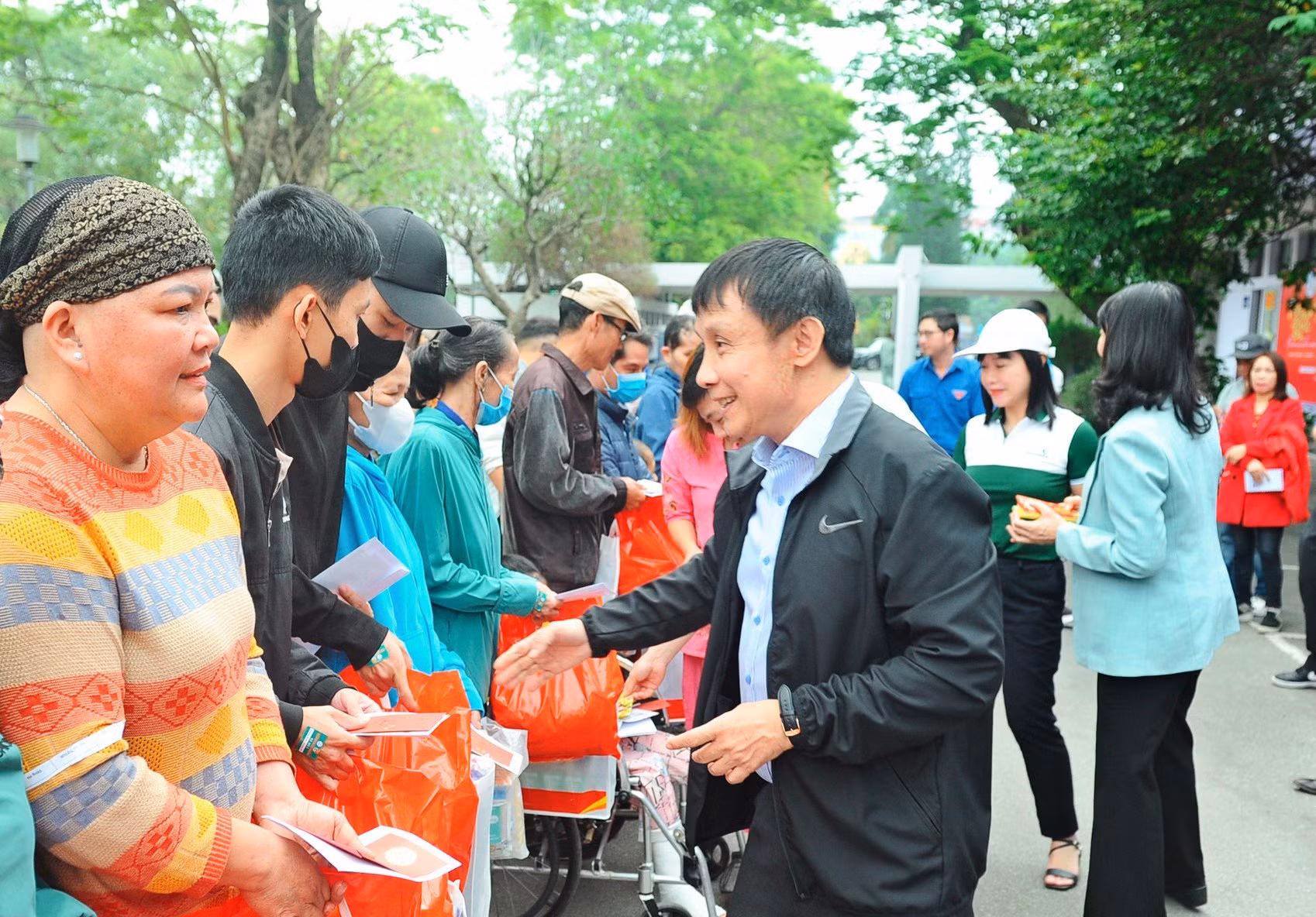 Những chuyến xe yêu thương chở bệnh nhân nghèo về quê đón Tết -0