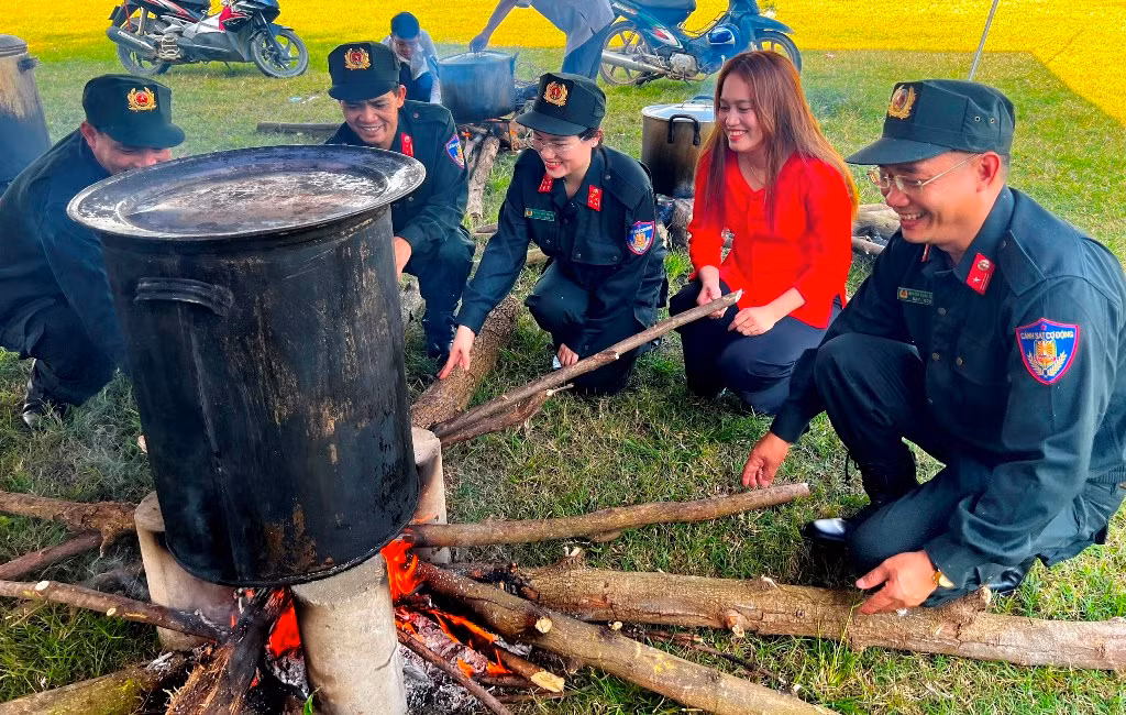 Mang “Xuân yêu thương, đong đầy hạnh phúc” đến với người dân xã anh Hùng Hòa Liên -0
