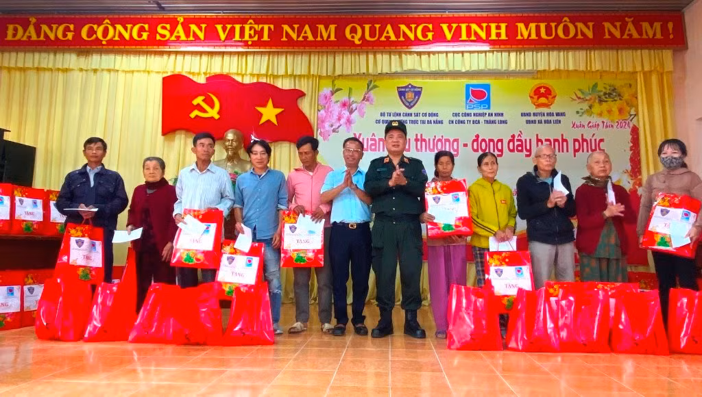 Mang “Xuân yêu thương, đong đầy hạnh phúc” đến với người dân xã anh Hùng Hòa Liên -0