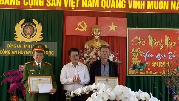 Khen thưởng lực lượng truy bắt nhanh thủ phạm dùng súng cướp 3,5 tỷ đồng của ngân hàng
