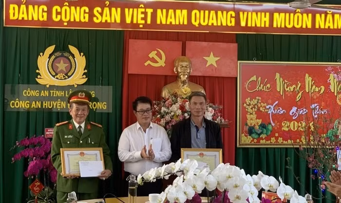 Khen thưởng lực lượng truy bắt nhanh tên cướp ngân hàng -0