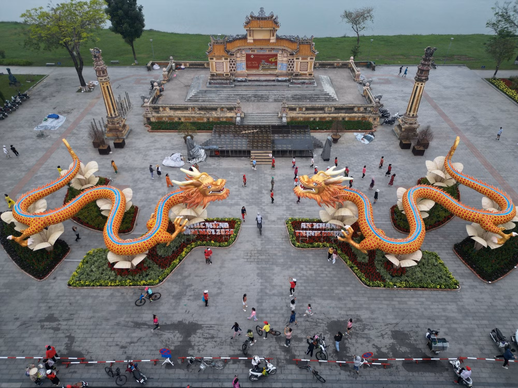 Độc đáo “song long chầu mặt Nguyệt” ở xứ Huế thu hút du khách -0