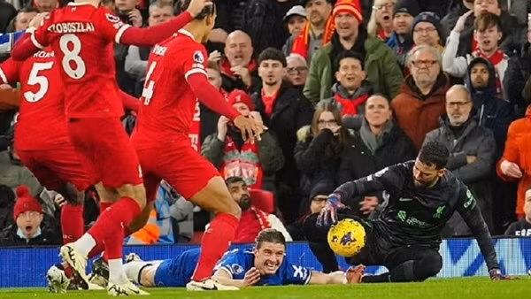 Thua đậm Liverpool nhưng CĐV Chelsea tỏ ra “bất phục”