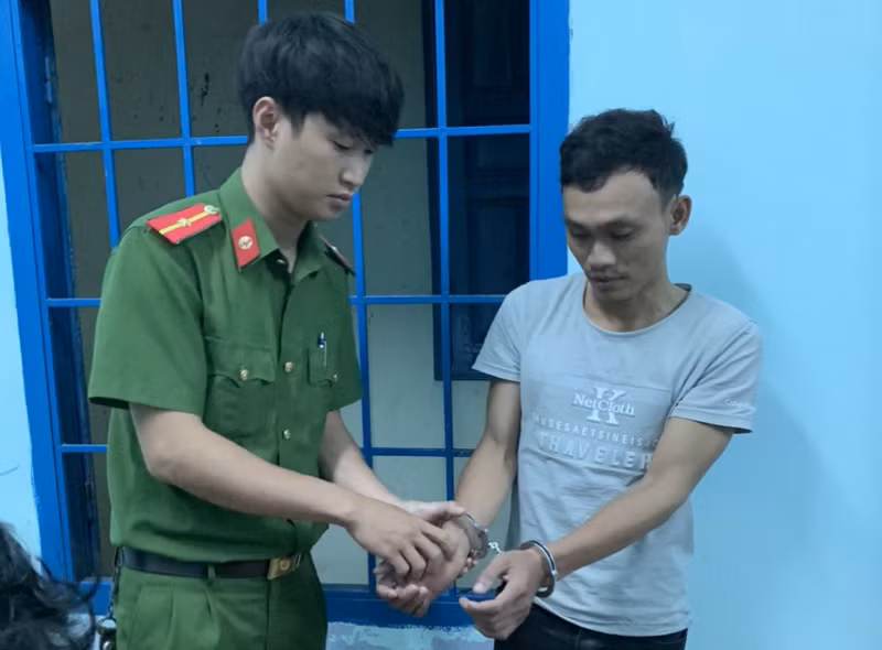 Truy tố 3 đối tượng trong vụ đẩy gỗ lậu xuống đường khiến cán bộ Công an bị thương nặng -0
