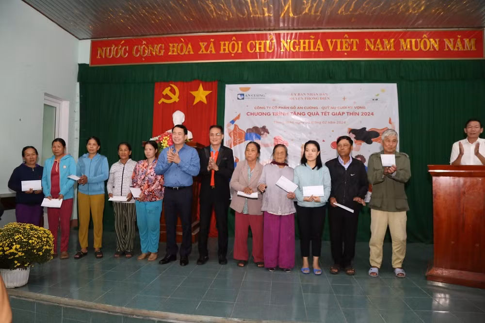 Thứ trưởng Bộ Công an Lê Quốc Hùng thăm Công an xã, tặng 1000 phần quà cho hộ gia đình có hoàn cảnh khó khăn -0