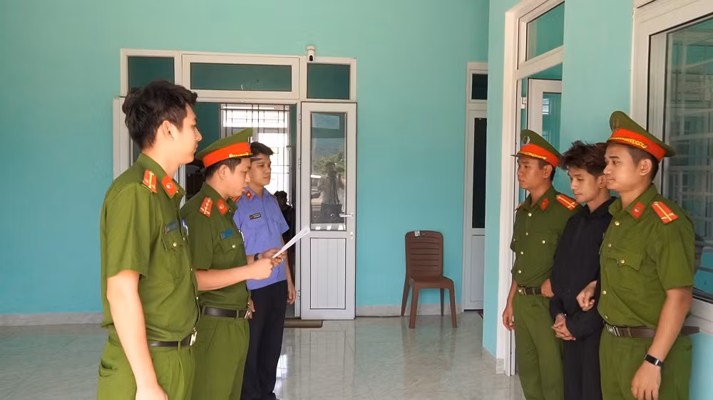 Dùng video nhạy cảm để tống tiền người yêu cũ -0