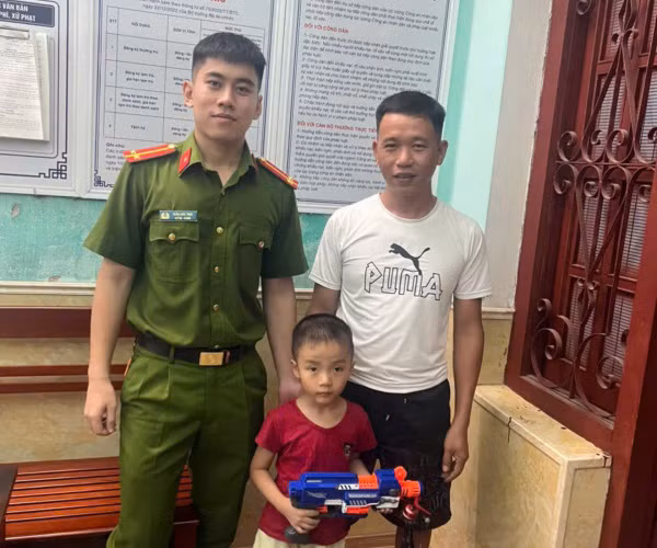 Công an phường tìm bố mẹ cho cháu bé 5 tuổi bị lạc -0