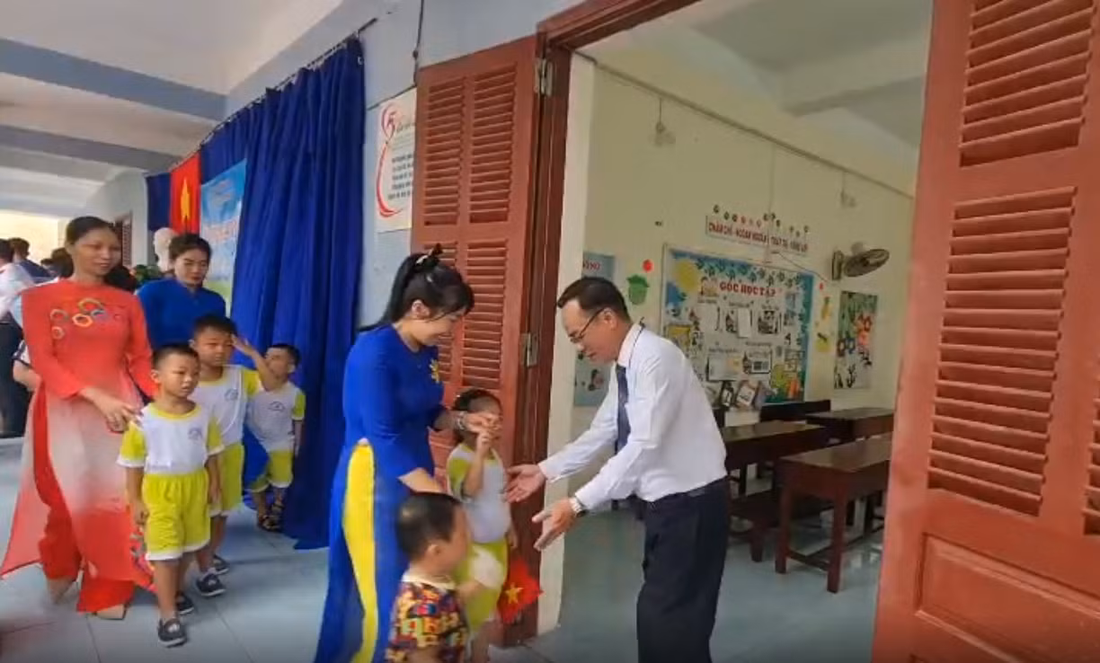 Huyện đảo Trường Sa rộn ràng khai giảng năm học mới -0