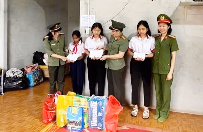 Niềm vui của trẻ mồ côi trước ngày khai giảng năm học mới -0