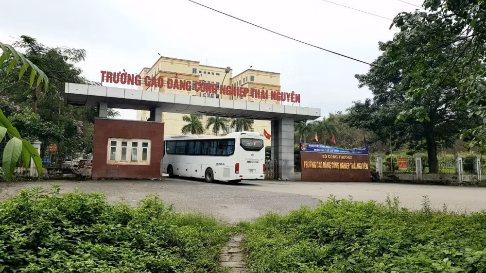 13 học sinh Trường Cao đẳng Công nghiệp Thái Nguyên sốt chưa rõ nguyên nhân, 1 em tử vong -0