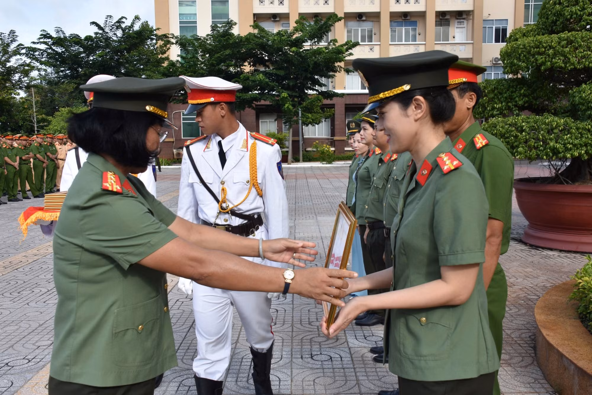 Bài dự thi dài 280 trang viết tay đạt giải Nhất cuộc thi tìm hiểu pháp luật về căn cước -1