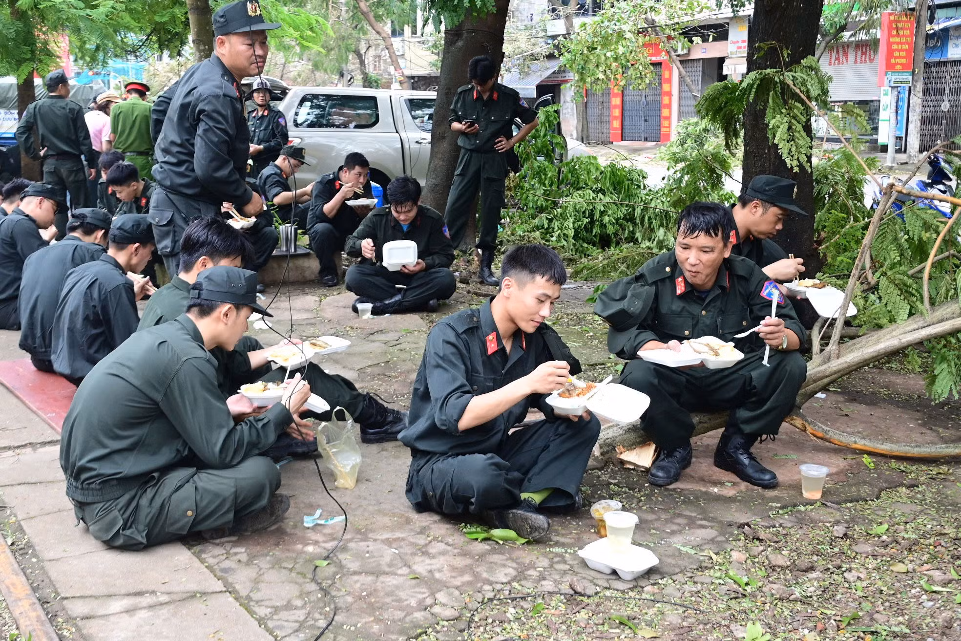 Hải Phòng vẫn ngổn ngang sau bão -0