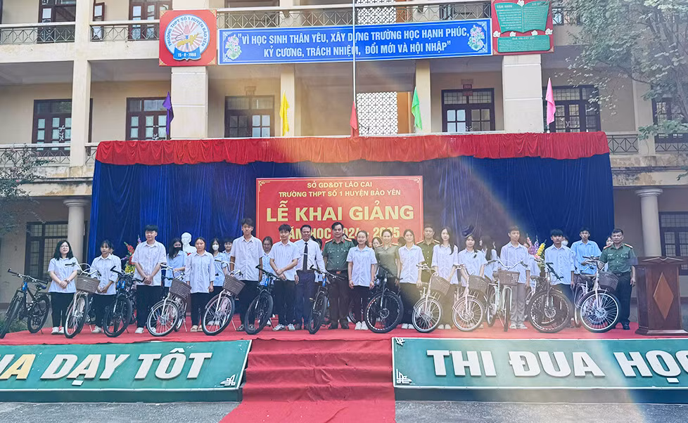 Công an tỉnh Lào Cai tặng 180 xe đạp cho học sinh có hoàn cảnh khó khăn -1