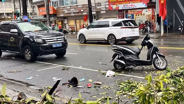 Người phụ nữ bị cành cây rơi trúng người trong mưa dông đã không qua khỏi