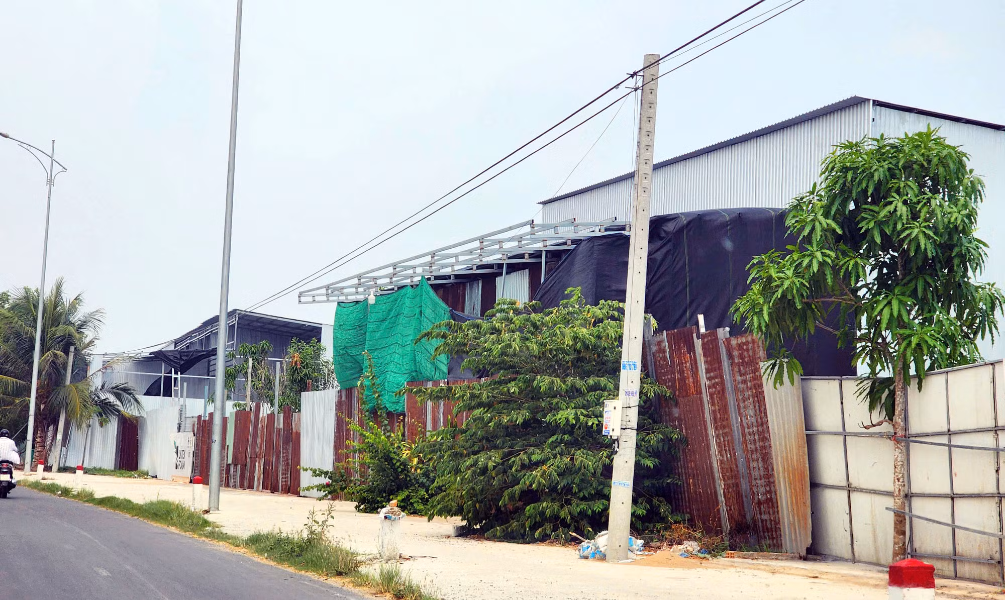 Nhà kho “mọc” trên đất lúa ở tuyến Quốc lộ 91B -0